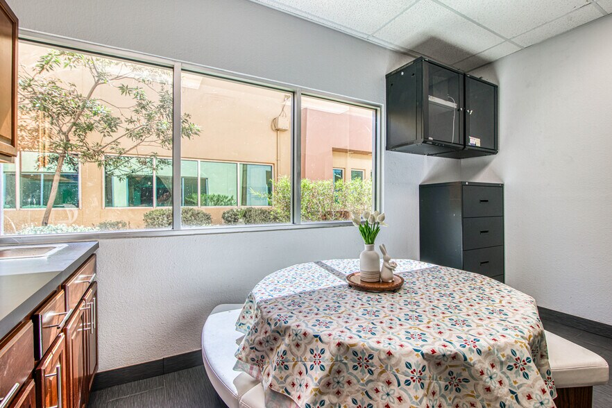 More Photos Of 550 S Mesa Hills Dr, El Paso Medical For Lease