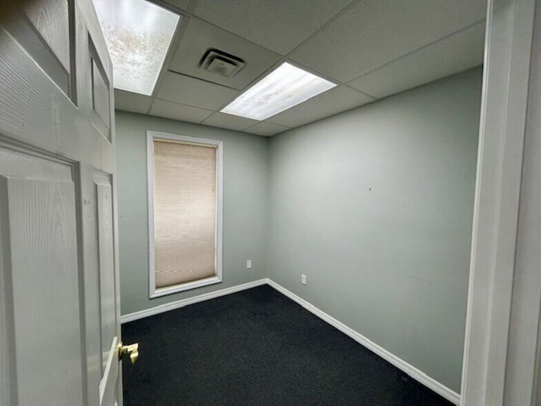 More Photos Of 45390 Green Ave, Callahan Office For Sale