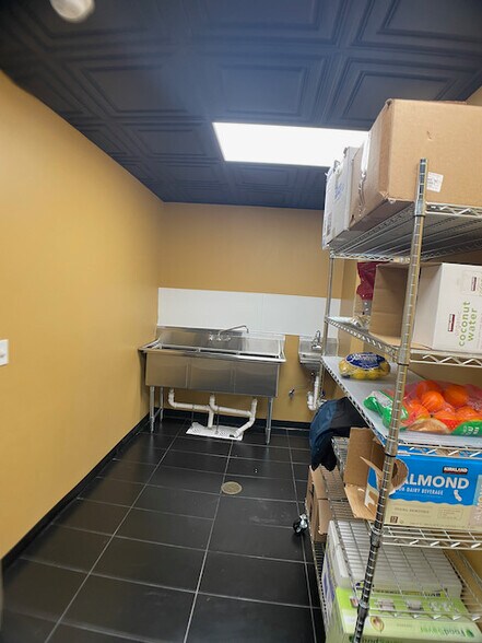 More Photos Of 391-393 Hawthorne Ave, Newark General Retail For Sale