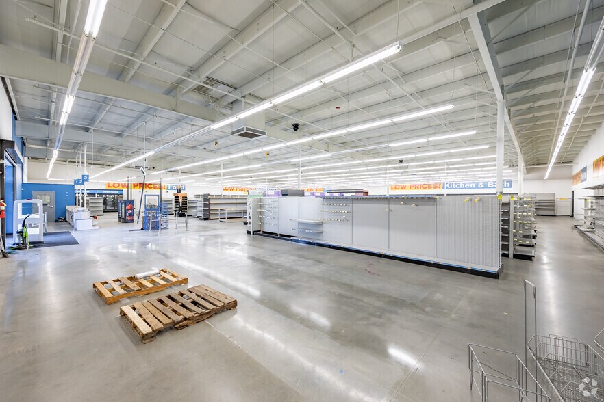 More Photos Of 201 Walnut St, Montezuma Freestanding For Lease