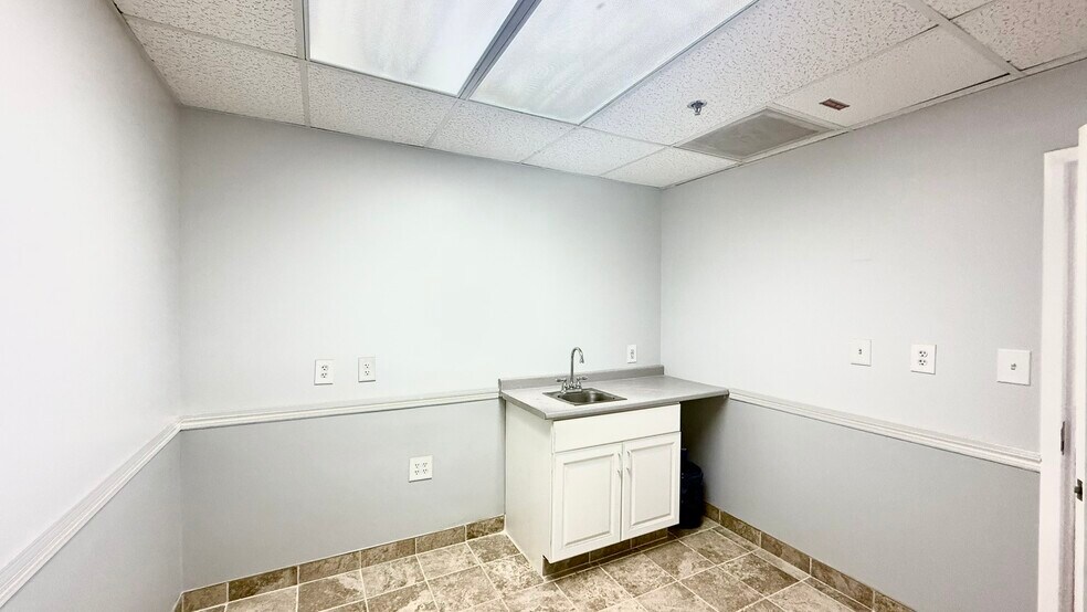 More Photos Of 561 Cranbury Rd, East Brunswick Medical For Sale