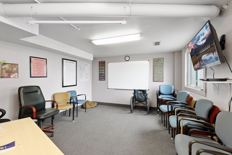 More Photos Of 800 N 42nd Ave, Minneapolis Medical For Lease