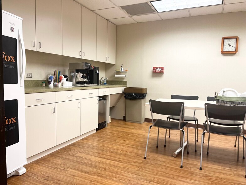 More Photos Of 619 Enterprise Dr, Oak Brook Medical For Lease