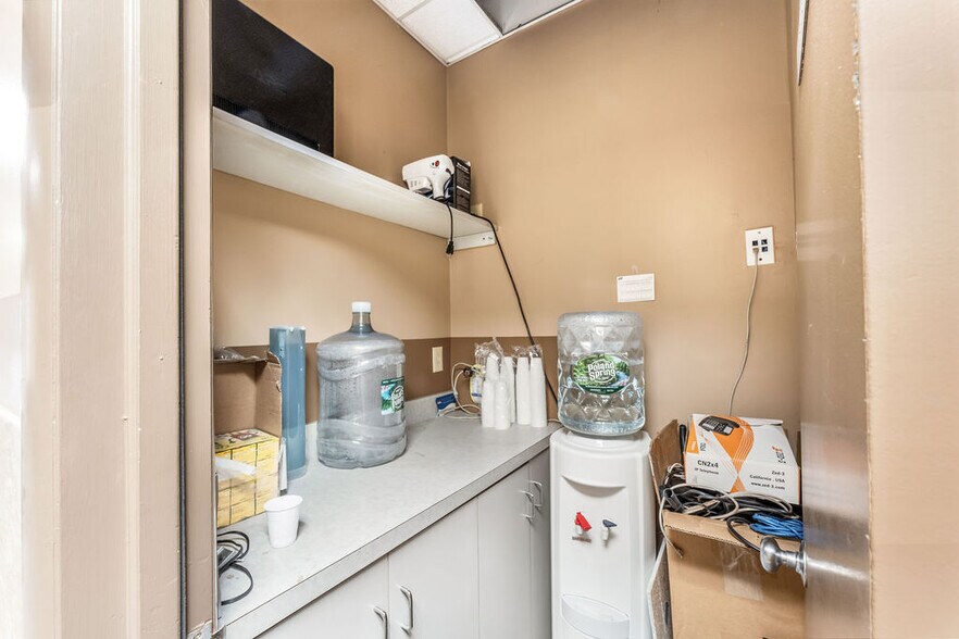 More Photos Of 867-869 Bergen Ave, Jersey City Storefront Retail Residential For Lease