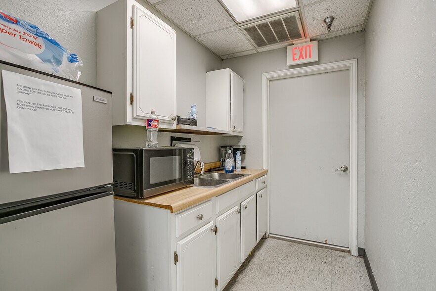 More Photos Of 10709 Tube Dr, Fort Worth Distribution For Lease