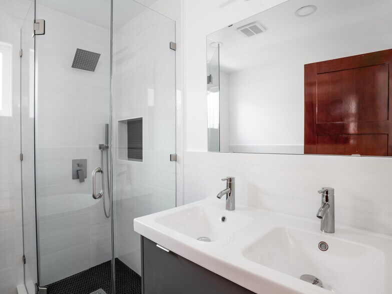 More Photos Of 58 Ozone Ave, Venice Specialty For Sale