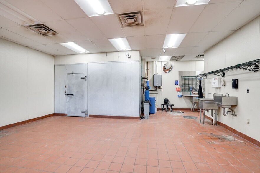 More Photos Of 112 W Maple Ave, Beaver Dam Freestanding For Lease