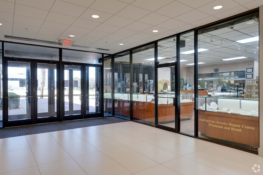 More Photos Of 9550 Regency Square Blvd, Jacksonville Medical For Lease