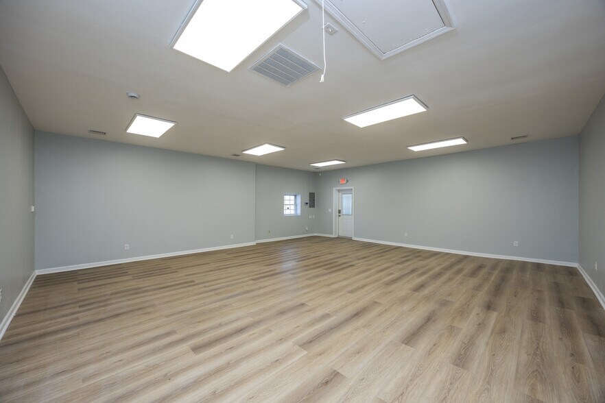 More Photos Of 320 Tilton Rd, Northfield Warehouse For Lease