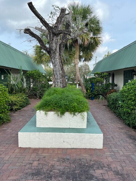 More Photos Of 2031 E Edgewood Dr, Lakeland Office For Lease