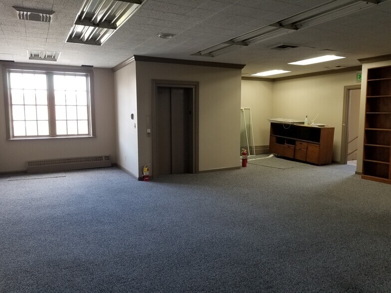 More Photos Of 49 Public Sq, Shelbyville Office For Sale