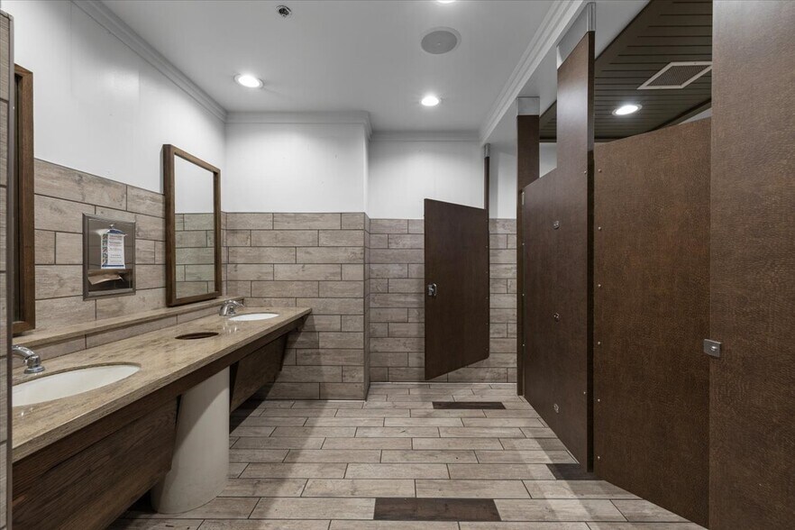 More Photos Of 1445 Center Dr, Medford Restaurant For Lease