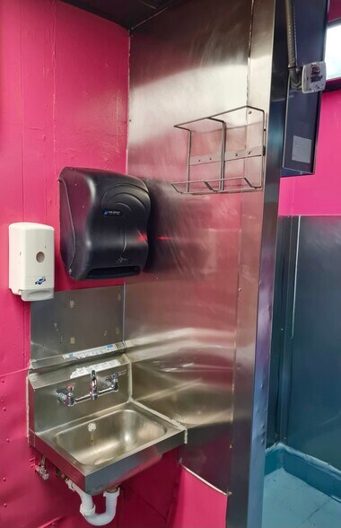 More Photos Of 2423 Commercial Ave, San Antonio Fast Food For Lease