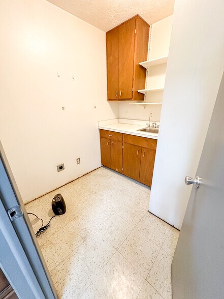 More Photos Of 605 Main St, Great Bend Storefront Retail Office For Lease