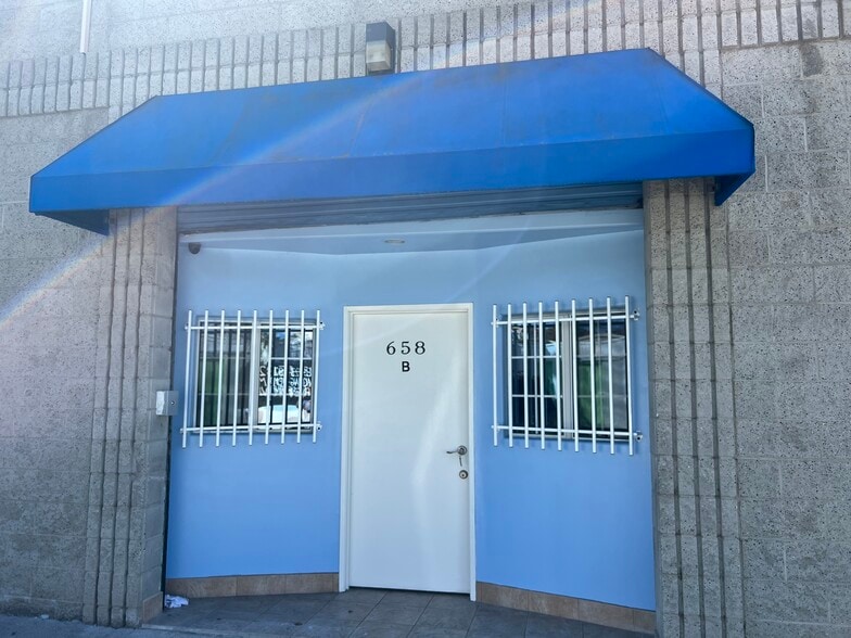 More Photos Of 658 Hawthorne St, Glendale Showroom For Lease