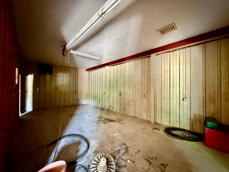 More Photos Of 8071 N McRaven Rd, Clinton Industrial For Sale