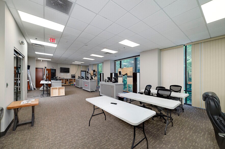 More Photos Of 2010 Avalon Pky, Mcdonough Office For Lease