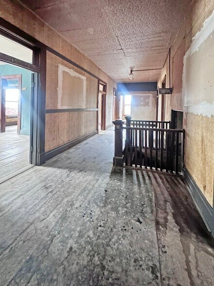 More Photos Of 200 S 3rd St, Leesville Hospitality For Sale