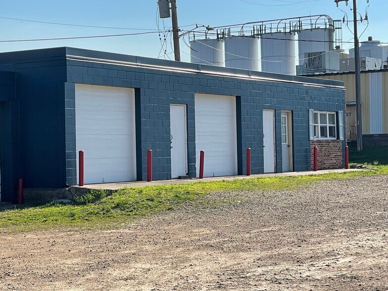 More Photos Of 30401-30405 Neal Ave, Lindstrom Warehouse For Sale