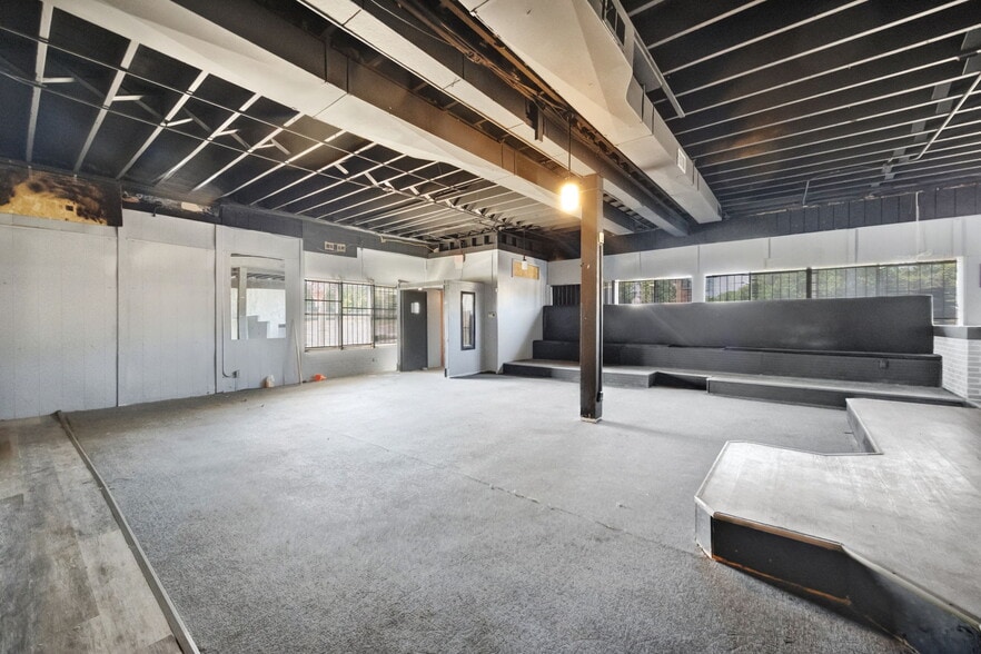 More Photos Of 2600 N Florissant Ave, Saint Louis Flex For Sale