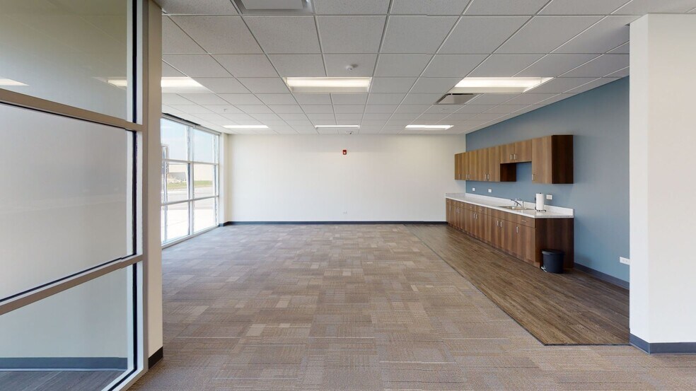 More Photos Of 1055-1065 Sesame St, Bensenville Distribution For Lease