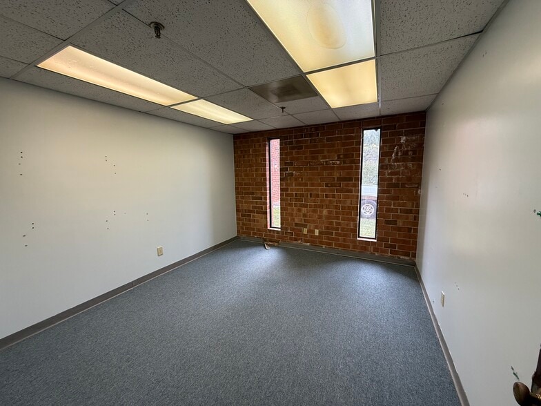 More Photos Of 900 Baker Rd, High Point Warehouse For Lease