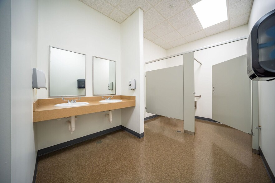 More Photos Of 3780 Tradeport Ct, Lockbourne Distribution For Lease