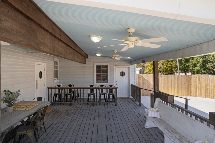 More Photos Of 109 E B St, Cedar Creek Freestanding For Sale