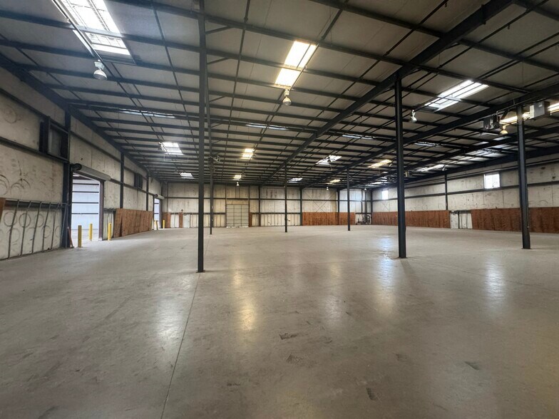 More Photos Of 204 N WW White Rd, San Antonio Distribution For Sale