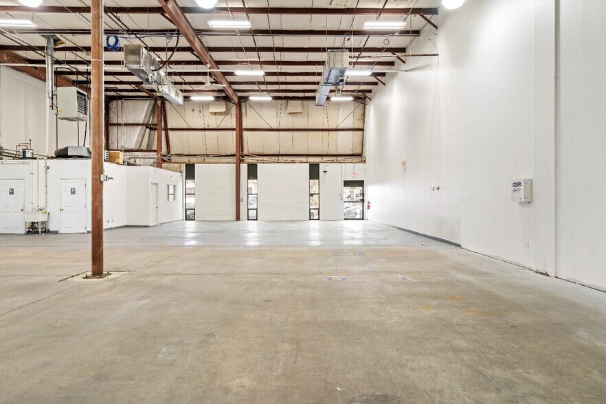 More Photos Of 3 Nami Ln, Hamilton Light Distribution For Lease