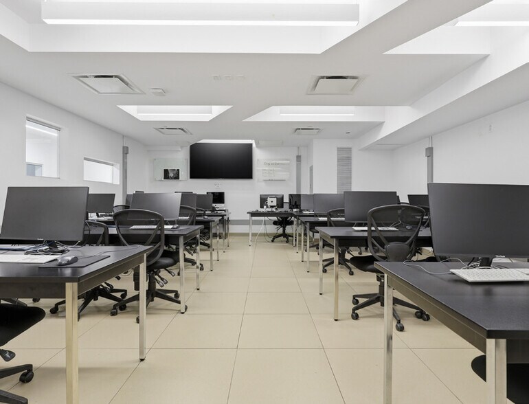 More Photos Of 3536 Boul Saint-Laurent, Montréal Office For Sale