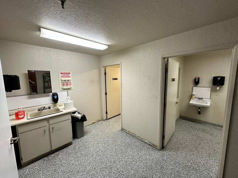 More Photos Of 9800-9900 Hill View Rd, Newcastle Warehouse For Lease