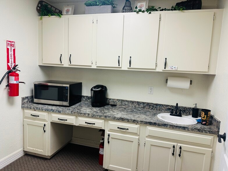 More Photos Of 376 W Main St, Lewisville Medical For Sale