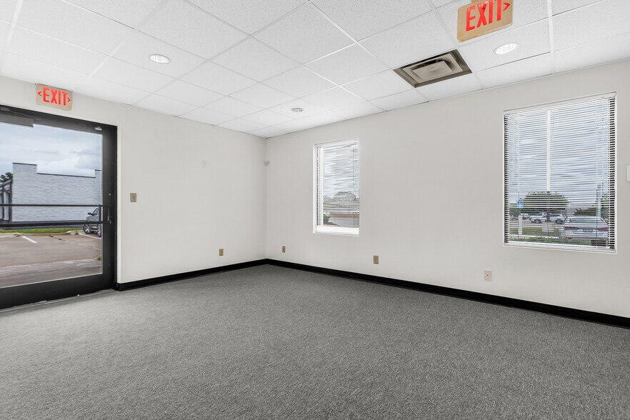 More Photos Of 1801 Precinct Line Rd, Hurst Medical For Lease