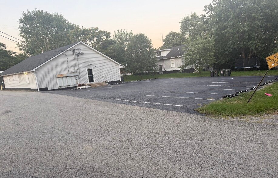 More Photos Of 1617 State St, New Albany Freestanding For Lease