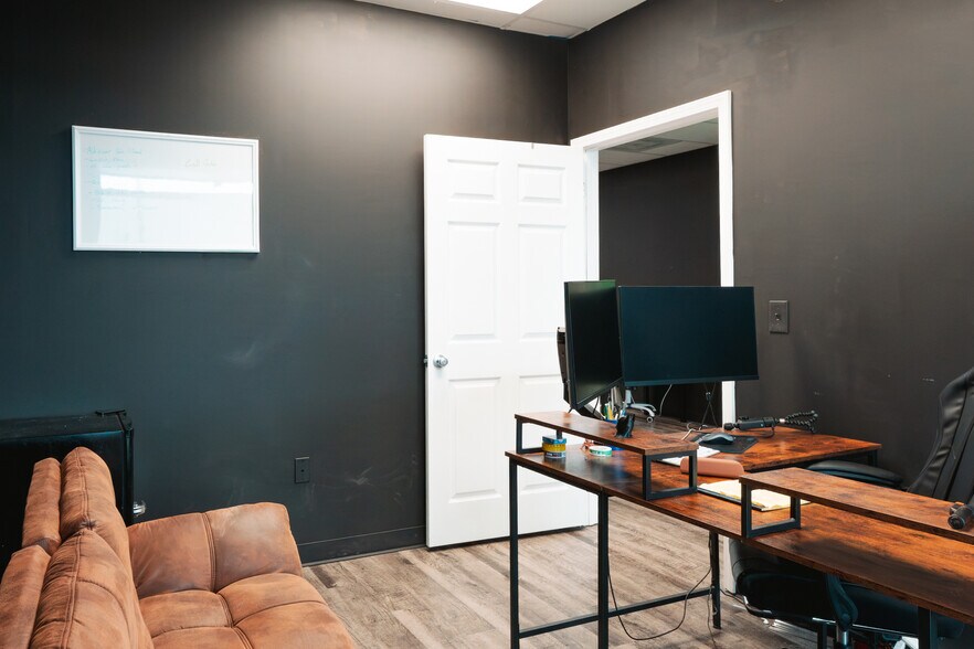 More Photos Of 7400-7440 NW River Park Dr, Parkville General Retail For Lease