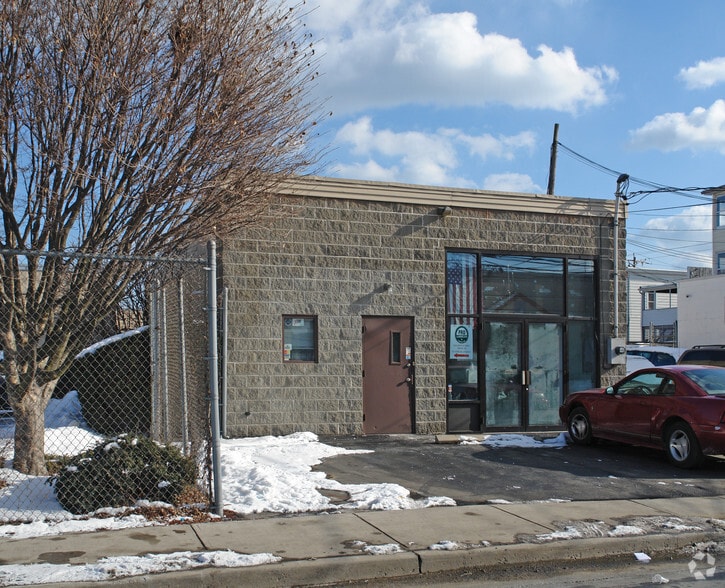 More Photos Of 15 Virgil St, Stamford Freestanding For Sale