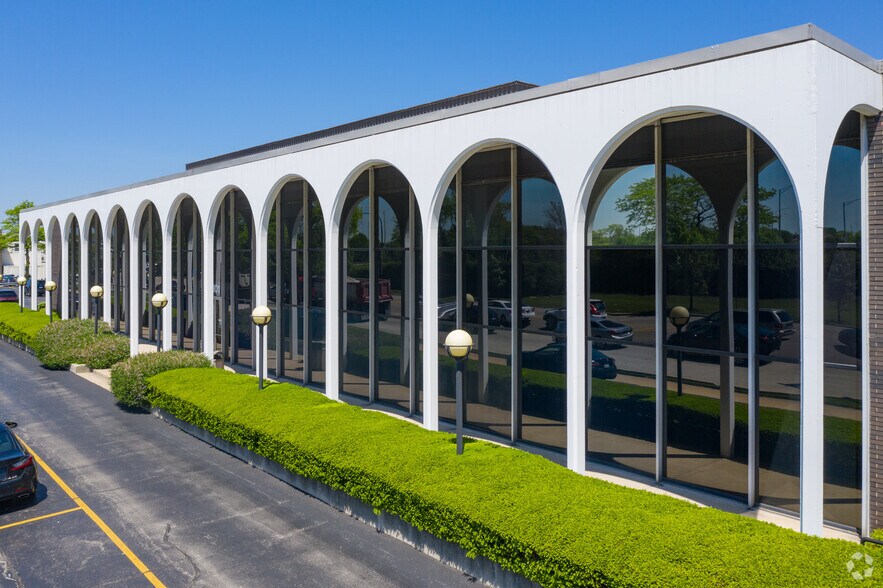 More Photos Of 7101 N Cicero Ave, Lincolnwood Office For Lease