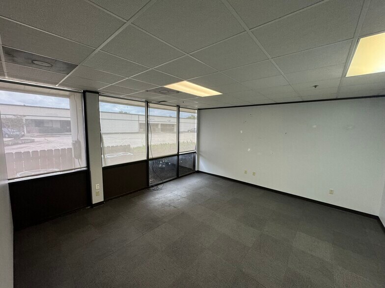 More Photos Of 11800 Industriplex Blvd, Baton Rouge Distribution For Sale