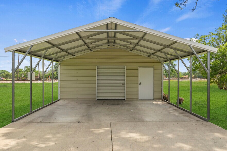 More Photos Of 107 S Josephine St, Royse City General Retail For Sale