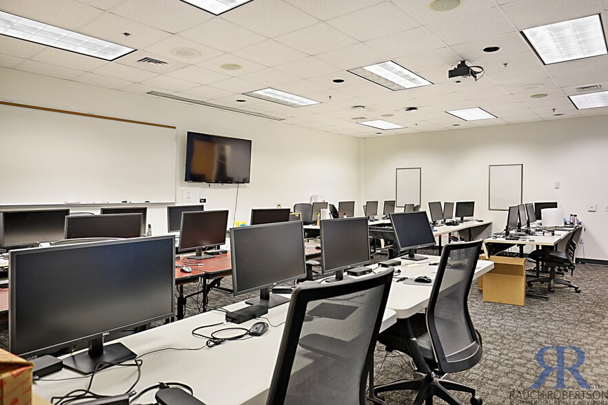 More Photos Of 300 NW Peacock Blvd, Port Saint Lucie Office For Sale