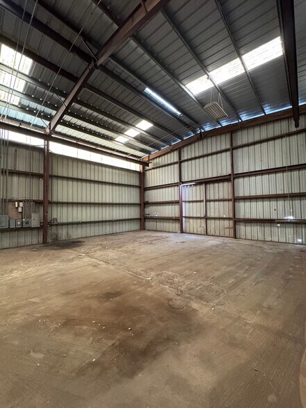 More Photos Of 2038 Saratoga Blvd, Corpus Christi Warehouse For Lease