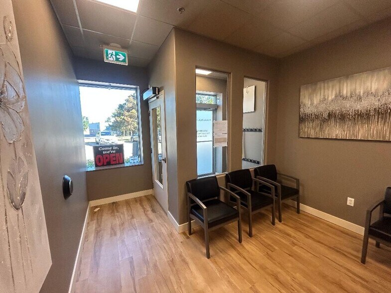 More Photos Of 620 Davenport Rd, Waterloo Freestanding For Lease