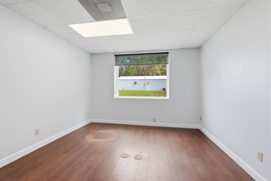More Photos Of 623 Pleasant St, Lake Helen Flex For Lease