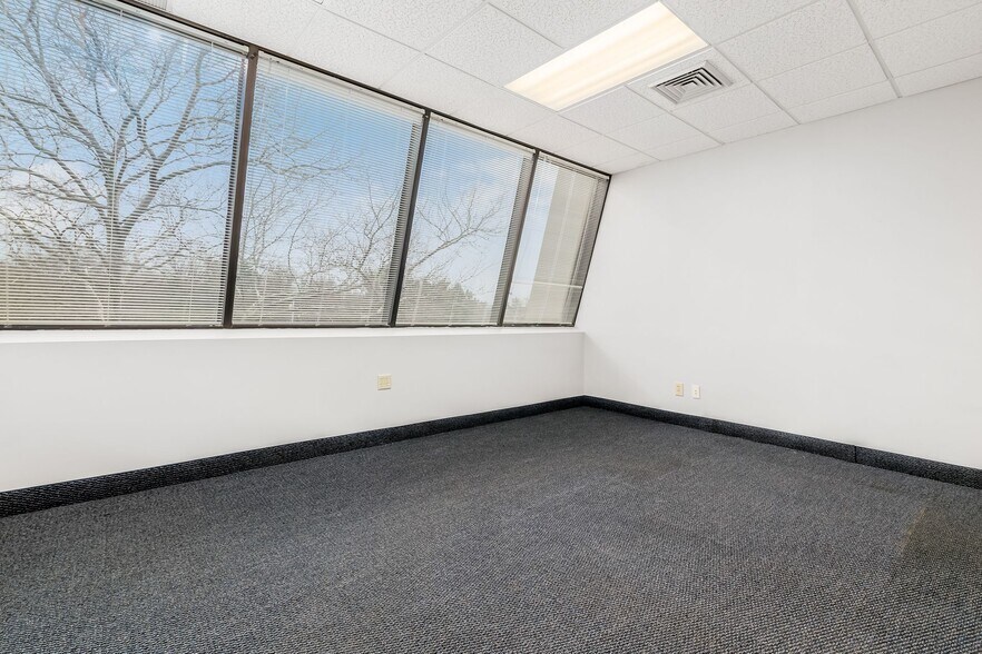 More Photos Of 130 E Wilson Bridge Rd, Worthington Office For Lease
