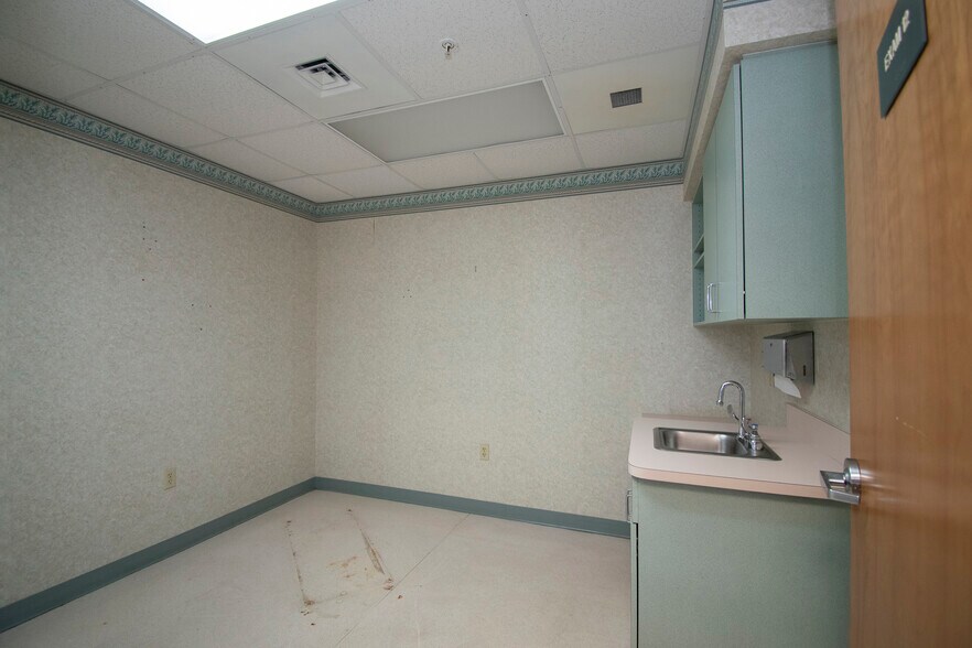 More Photos Of 2525 Harbor Blvd, Port Charlotte Medical For Sale