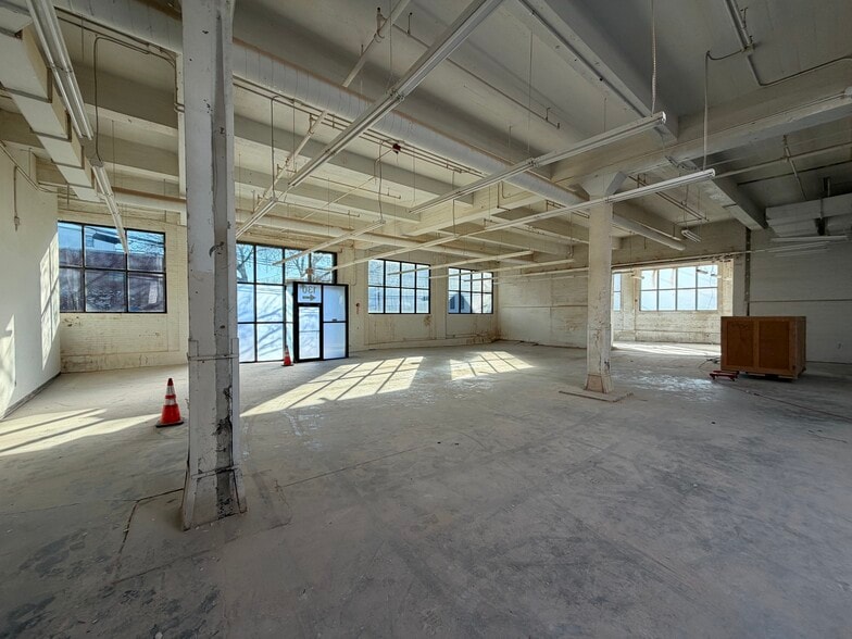 More Photos Of 5 Glen St, Somerville Storefront For Lease