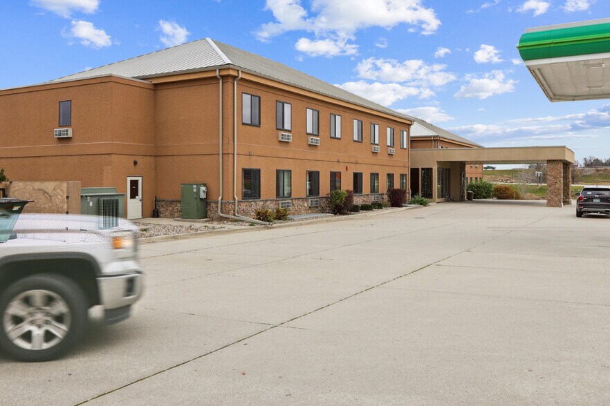 More Photos Of 4222 S 22nd Ave E, Newton Hotel For Sale