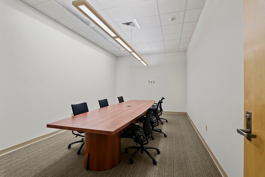 More Photos Of 15 SW Old State Capitol Plz, Springfield Office For Lease