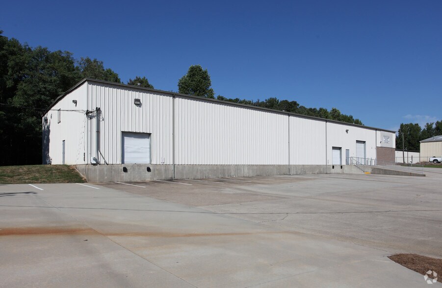 More Photos Of 2136 Hilton Dr, Gainesville Distribution For Lease